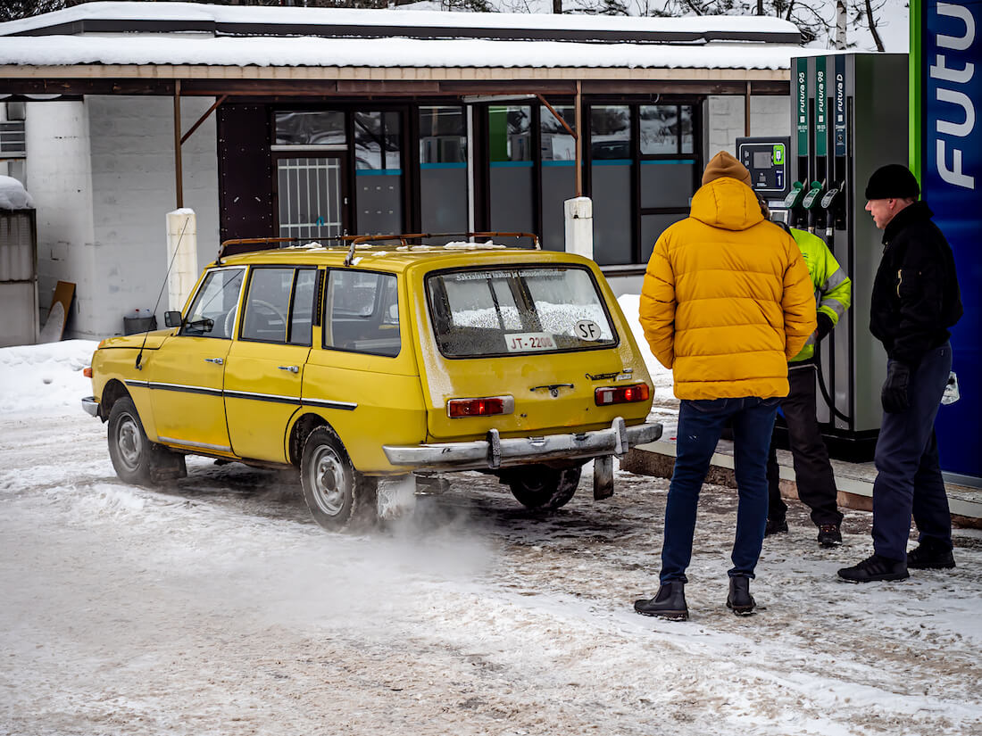 1979 Wartburg Kombi Nesteen huoltoasemalla