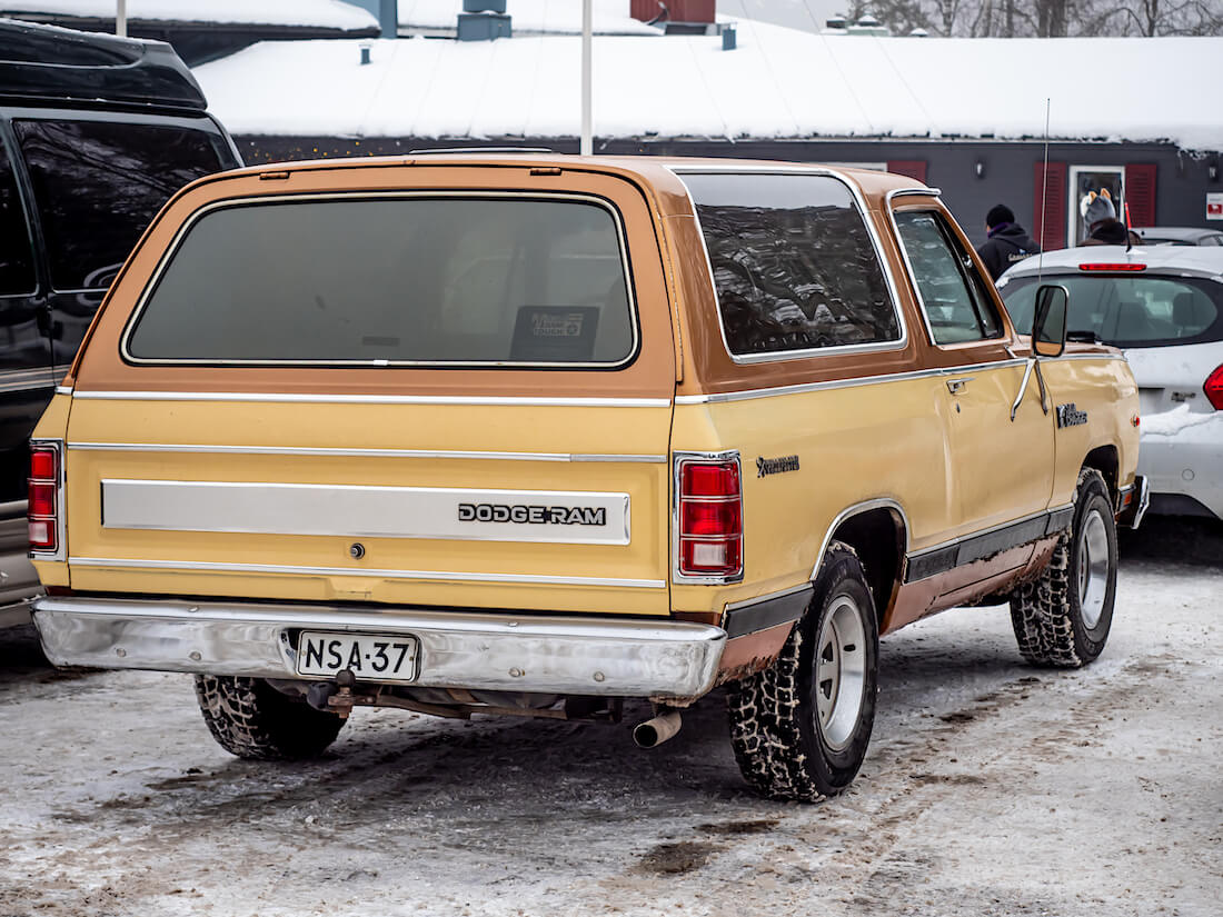 1984 Dodge Ramcharger maastoajoneuvo takaa