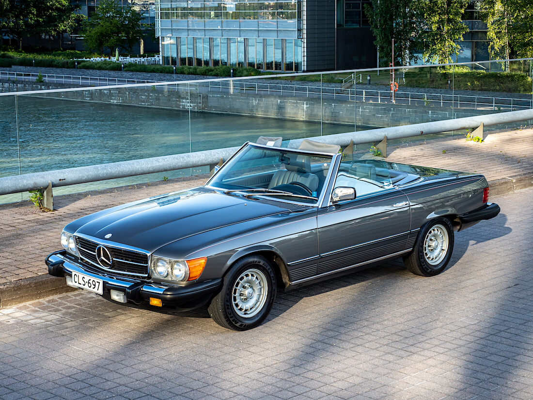 Mercedes-Benz SL R107 Espoon Keilaniemessä