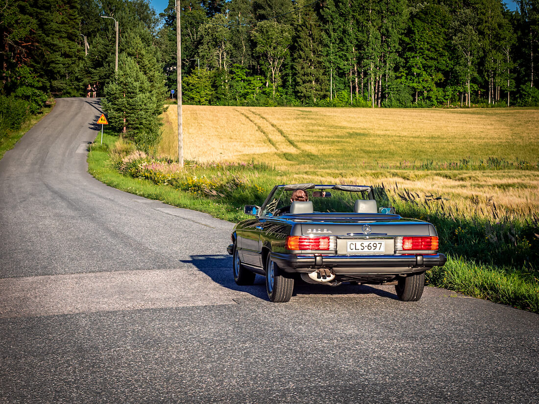 1985 Mercedes-Benz SL avoauto mutkaisella asfalttitiellä