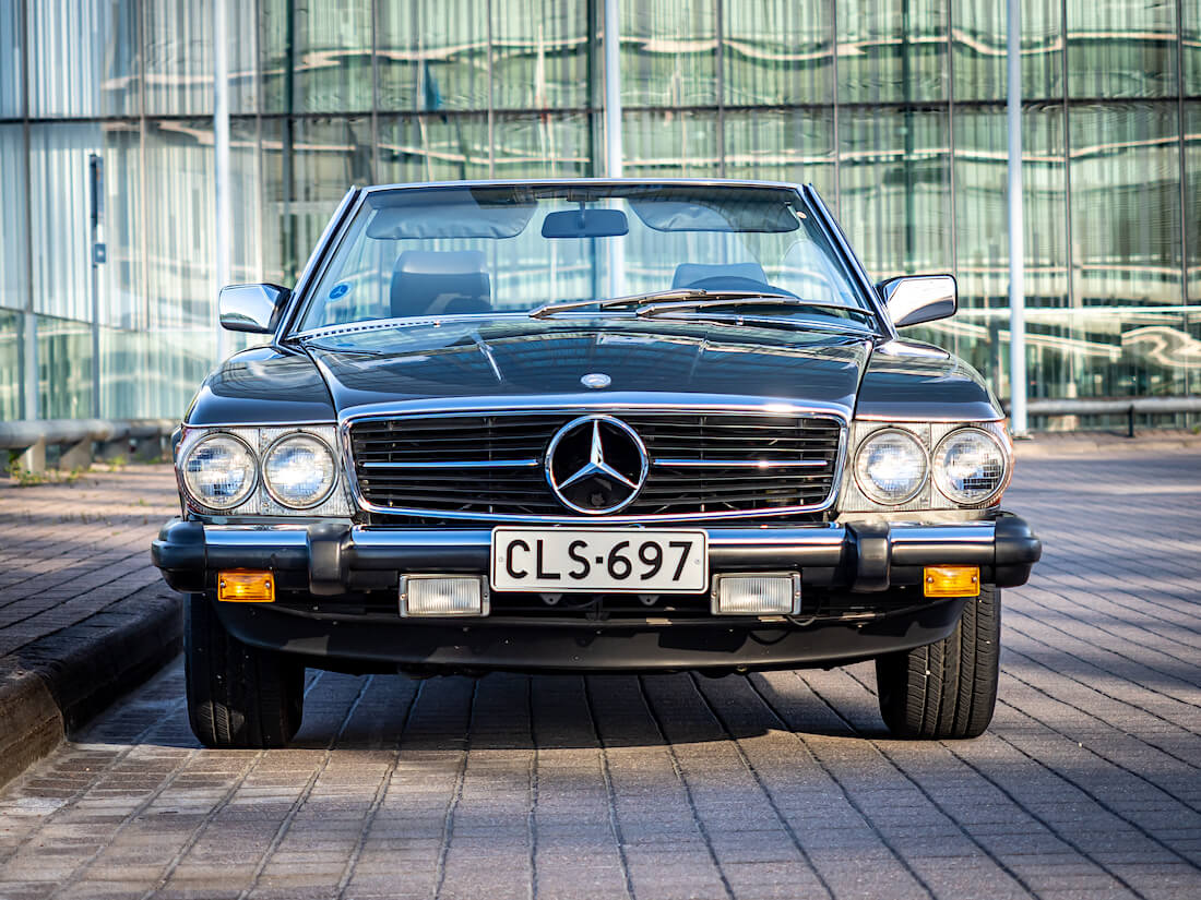 1985 Mercedes-Benz SL 380 R107 urheiluauto V8-moottorilla