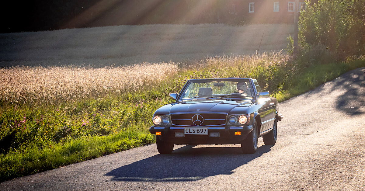 1985 Mercedes-Benz R107 SL380 avoauto kesäillassa