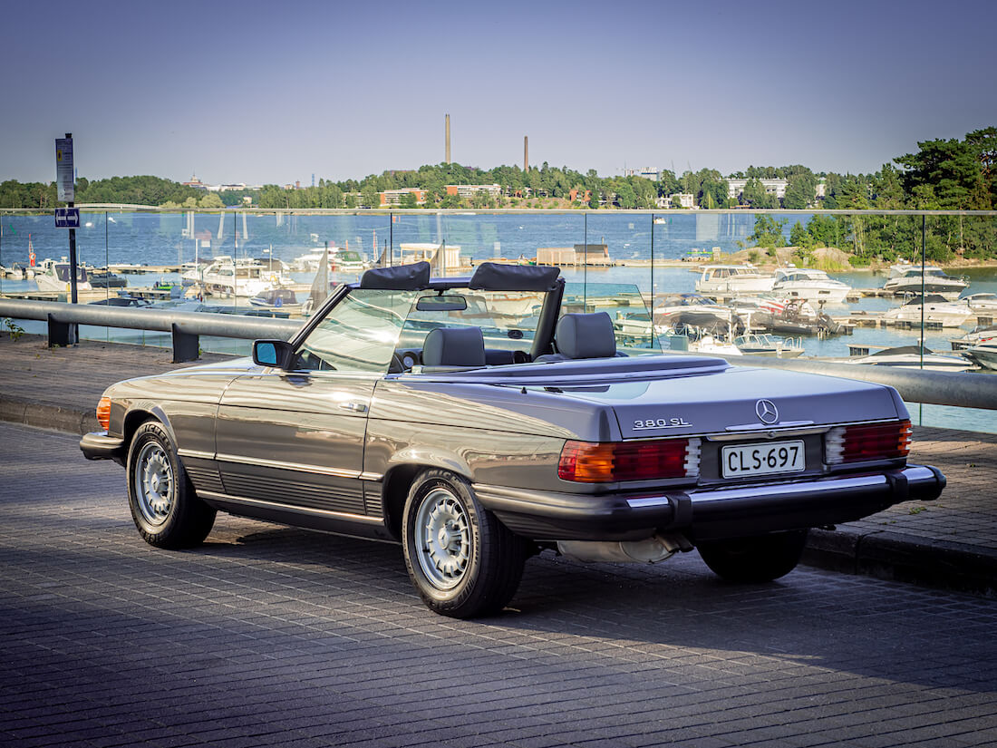 1985 Mercedes-Benz 380SL Espoon Keilaniemessä