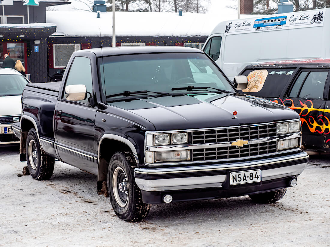 Musta 1989 Chevrolet Silverado Pickup edestä