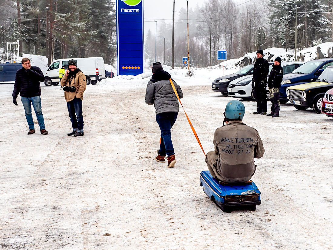 Kunnanvaltuustoon pyrkivä mies istuu kelkassa