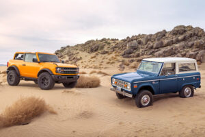 2021 ja 1966 Ford Bronco maastoautot