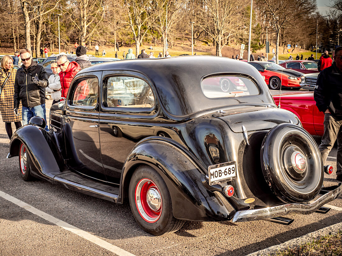 Musta 1936 Ford Tudor Heurekan parkkipaikalla