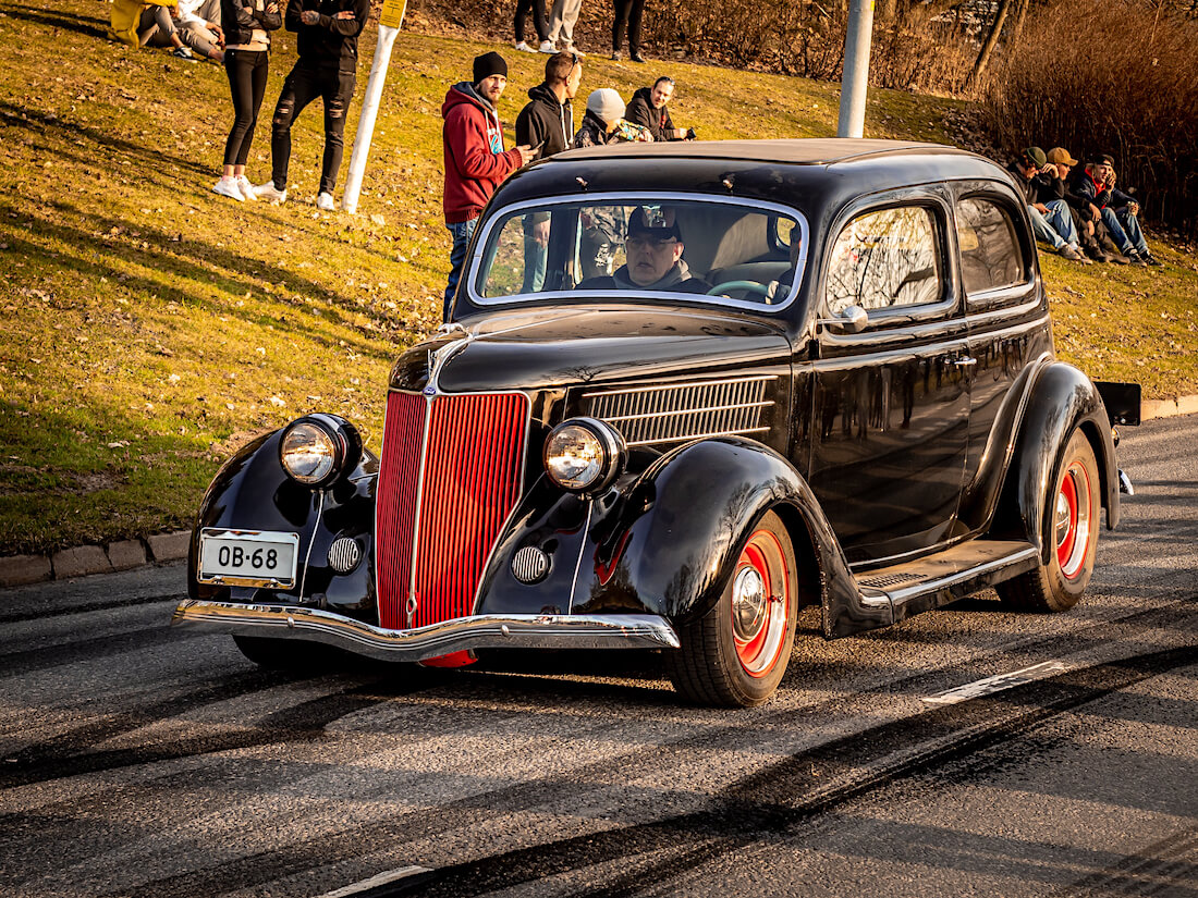 Musta 1936 Ford Tudor Model 68 Street Rod Vantaalla