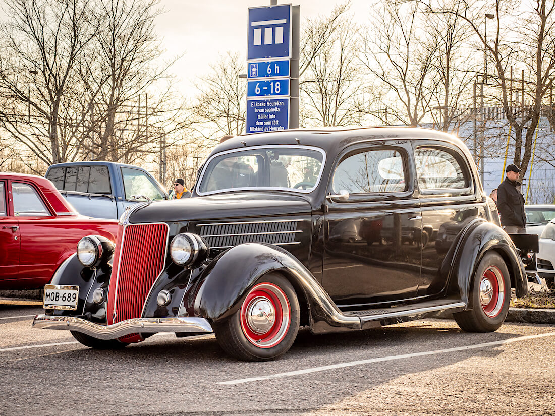 Musta 1936 Ford Tudor Model 68 Street Rod