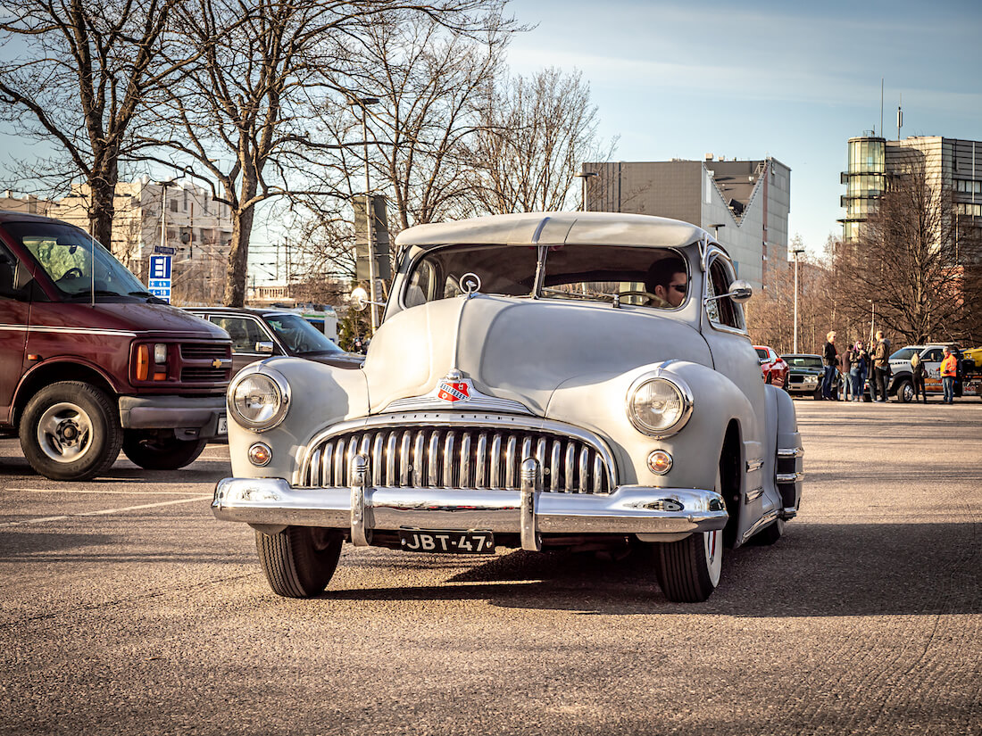 1947 Buick Special Custom Heurekan parkkipaikalla