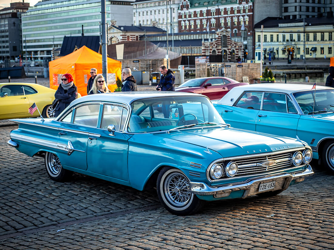 Sininen 1960 Chevrolet impala 4d jenkkiauto