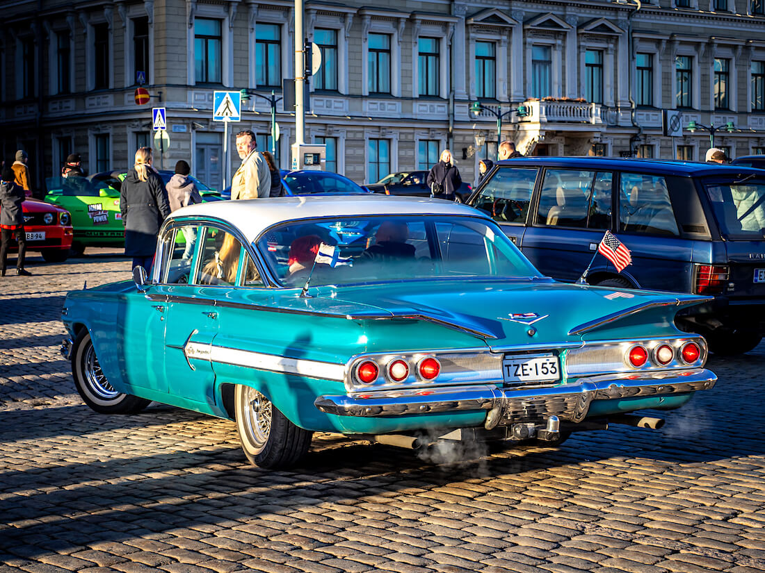 1960 Chevrolet impala pysäköi kauppatorille