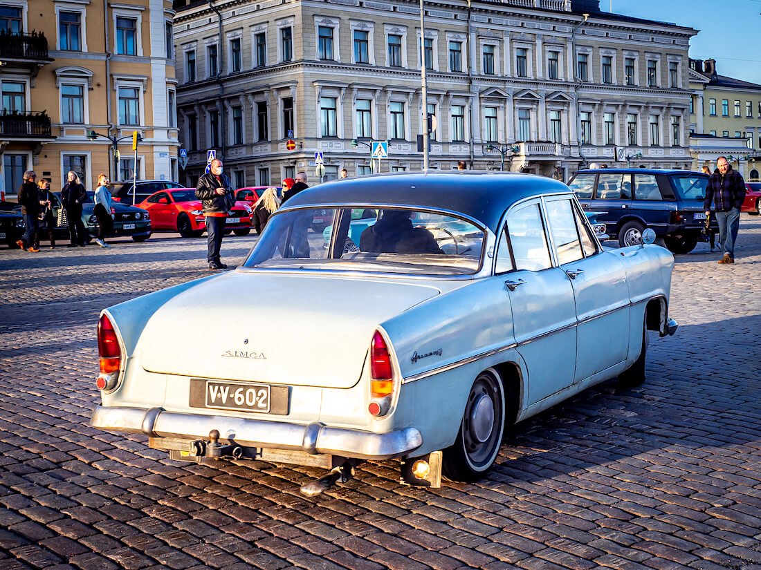 1962 Simca Ariane auringossa Helsingin kauppatorilla