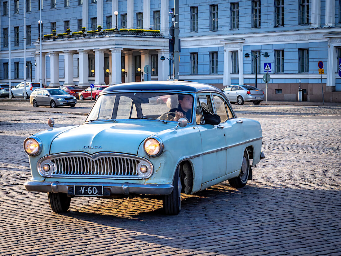 1962 Simca Ariane kääntyy kauppatorilla