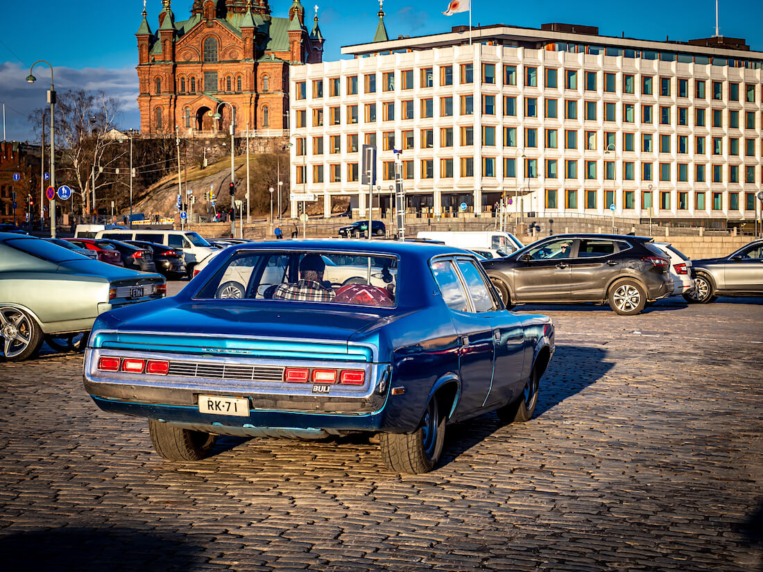 Sininen 1971 AMC Matador Helsingissä