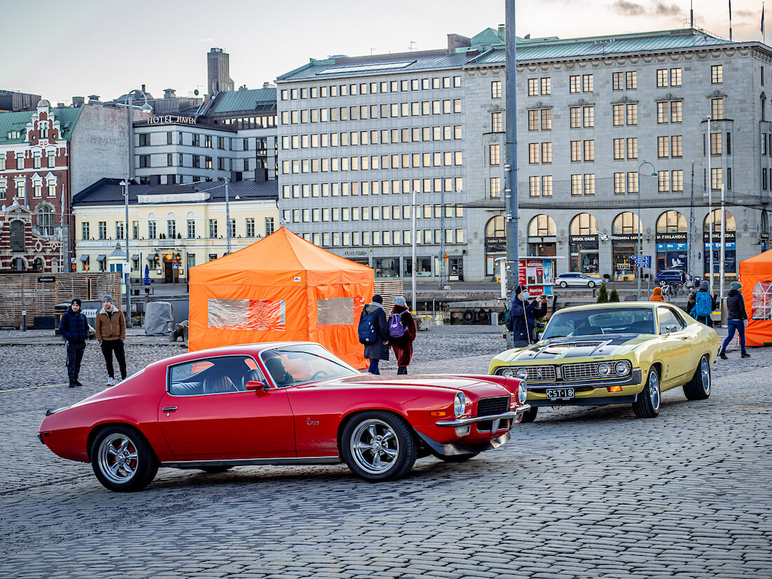 Vuosimallin 1971 Ford Torino ja Chevrolet Camaro