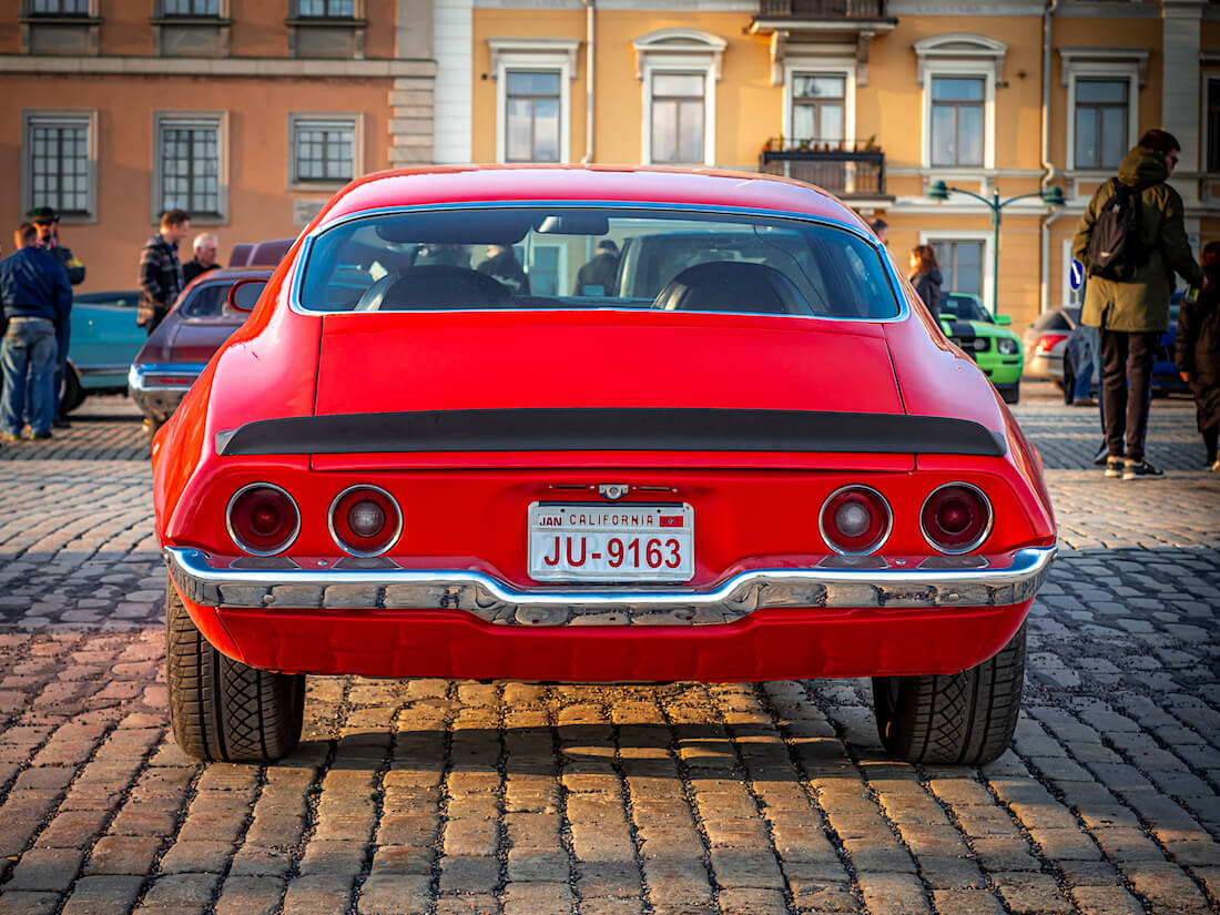 Punainen 1971 Chevrolet Camaro Kalifornian kilvillä