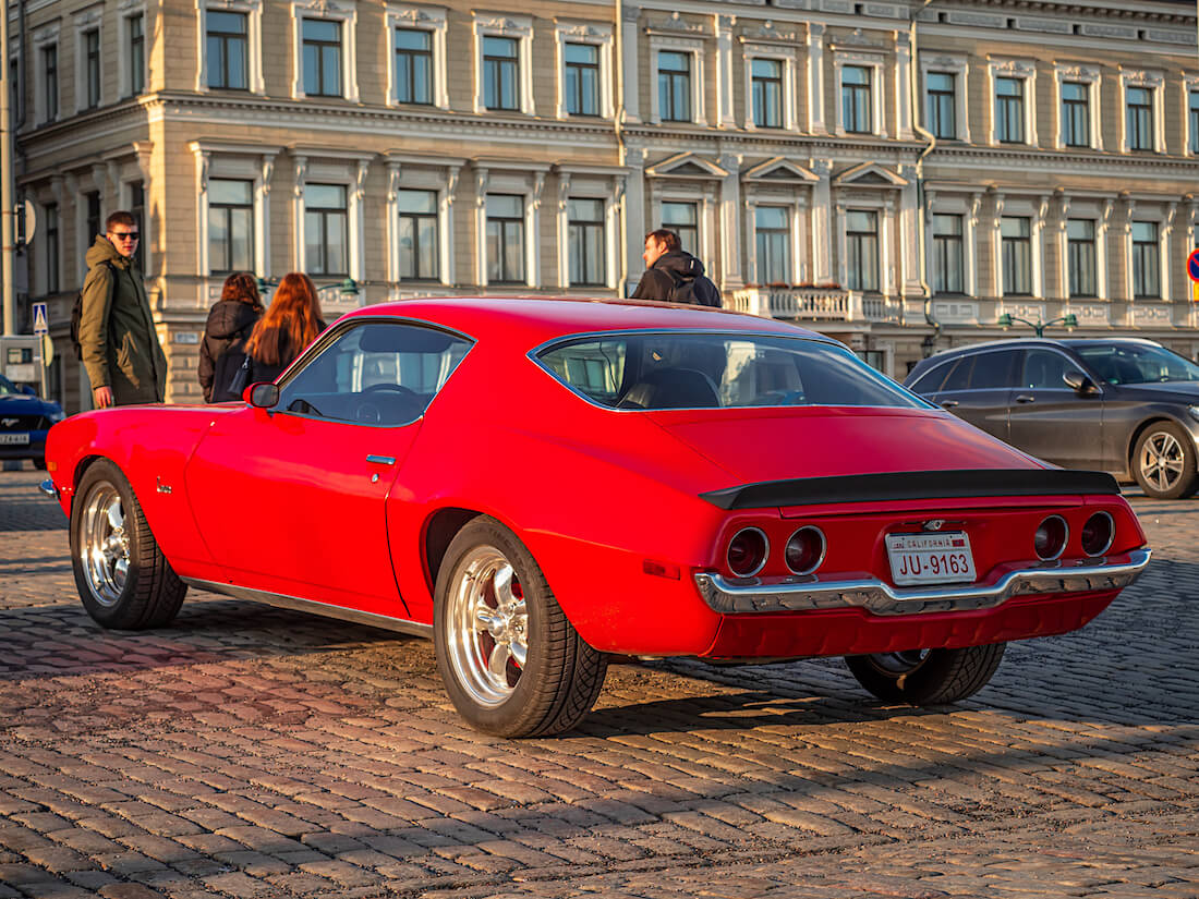 Punainen 1971 Chevrolet Camaro V8