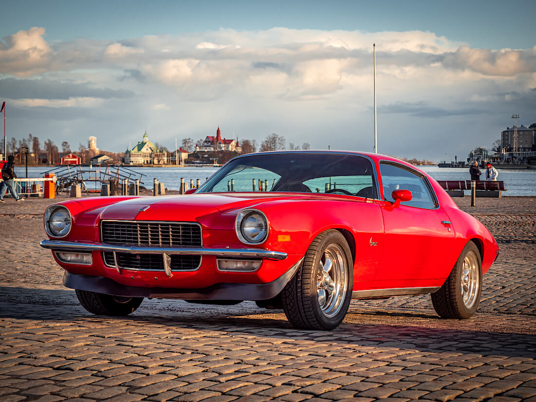 Punainen 1971 Chevrolet Camaro Helsingin kauppatorilla