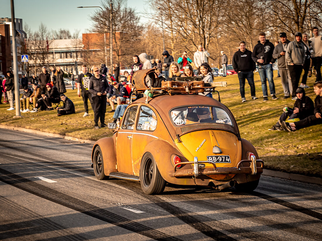 Ruosteinen 1971 VW1300 saapuu Vantaan cruisingiin