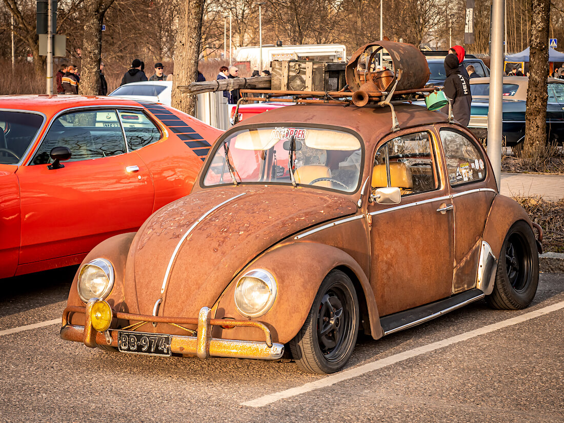 Ruosteinen 1971 VW1300 Heurekan parkkipaikalla