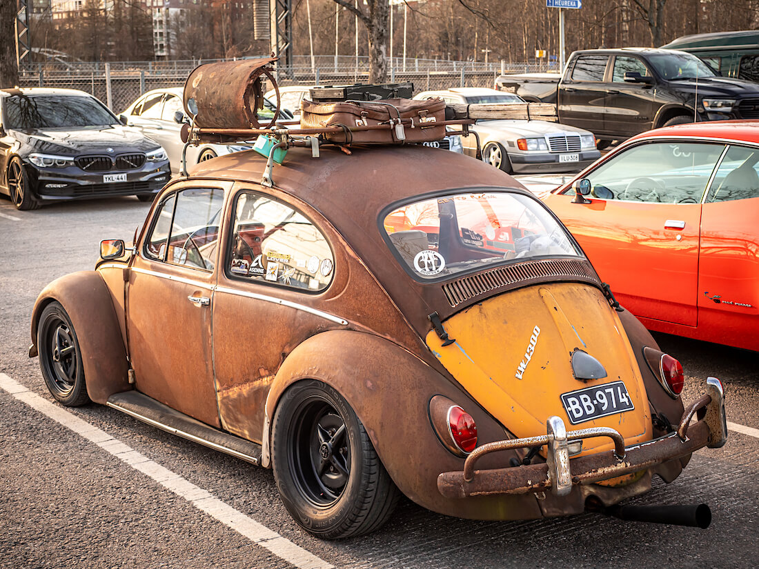 Ruosteinen 1971 VW1300 kuplavolkkari takaa