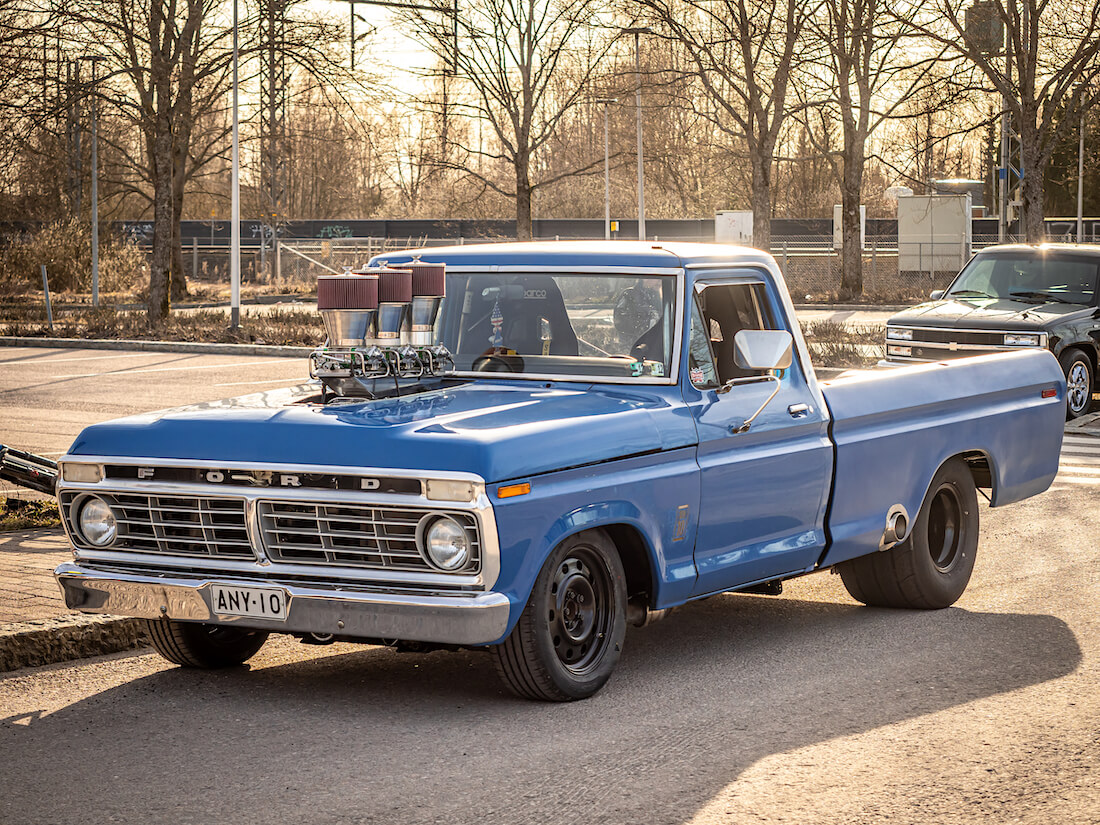 Sininen Ford F-250 custom pickup