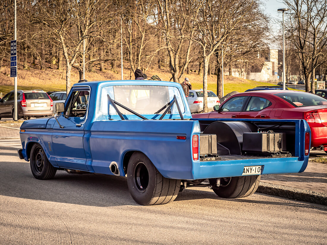 Sininen Ford F-250 custom pickup