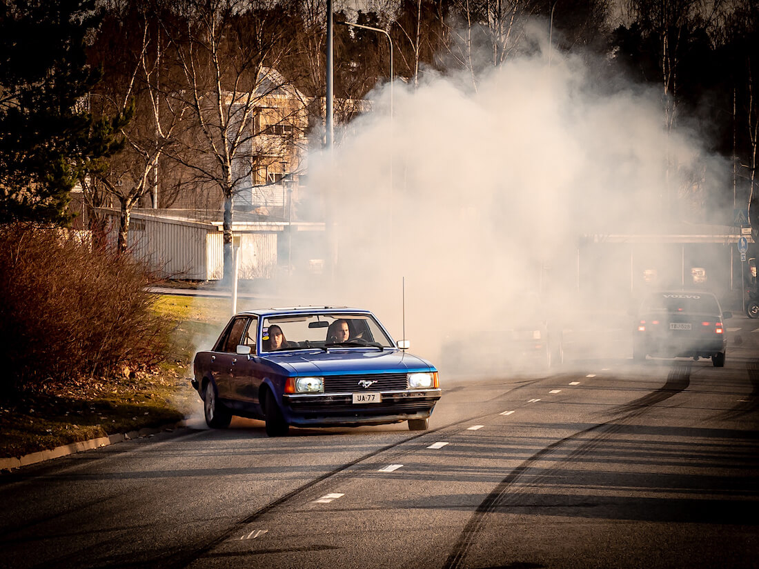 1978 Ford Granada polttaa kumia