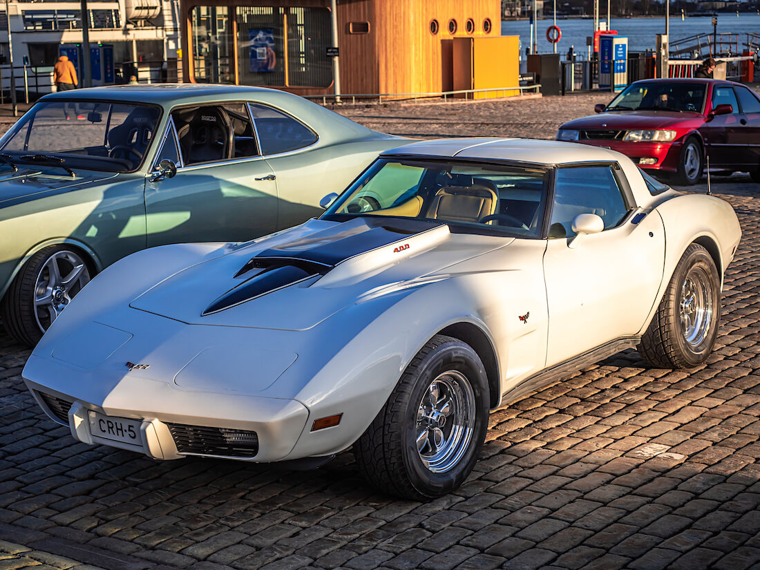 Valkoinen 1979 Chevrolet Corvette Targa edestä