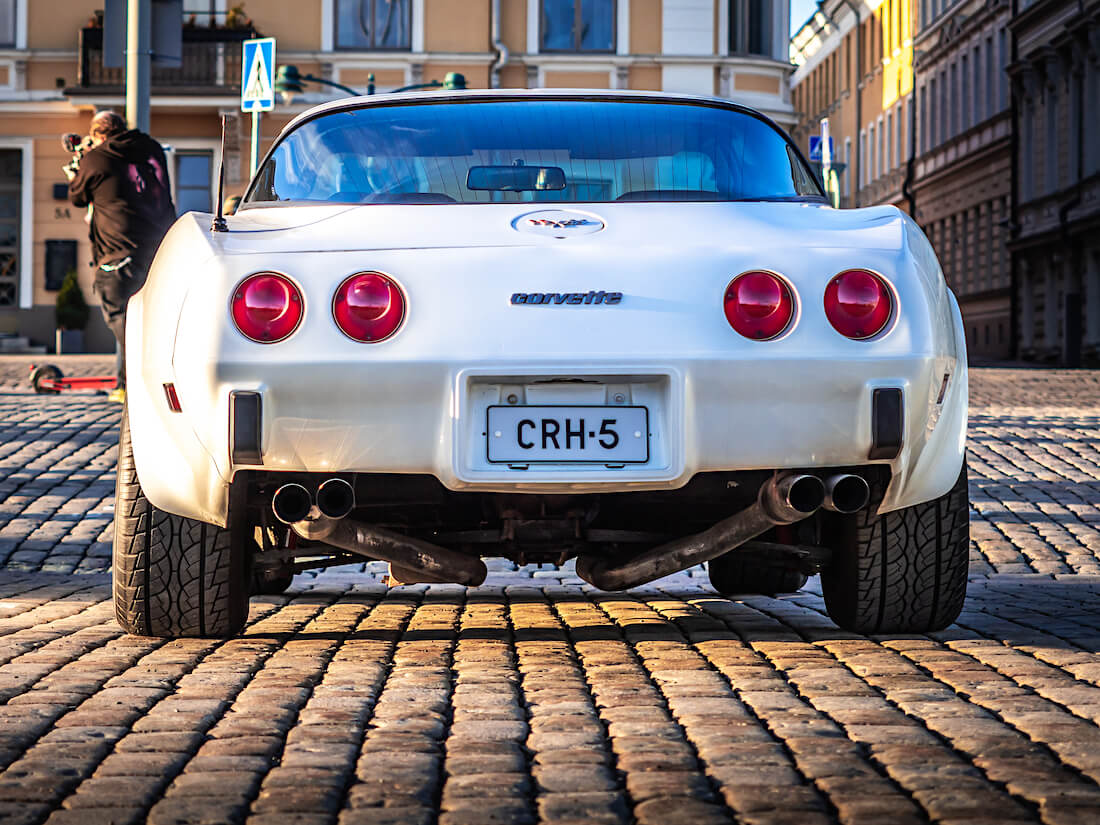 Valkoinen 1979 Chevrolet Corvette Targa takaa