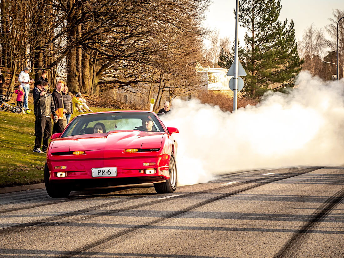 1990 Pontiac Firebird Trans Am polttaa kumia