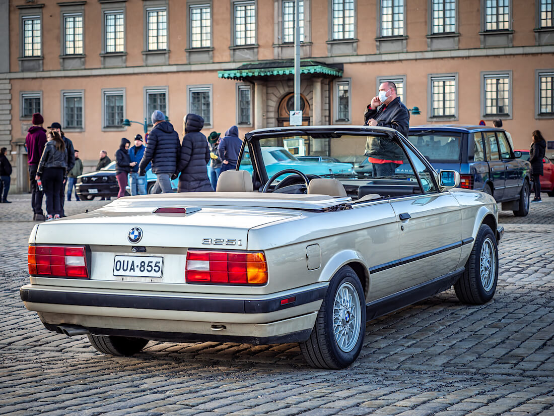 1991 BMW 325i avoauto mukulakivillä