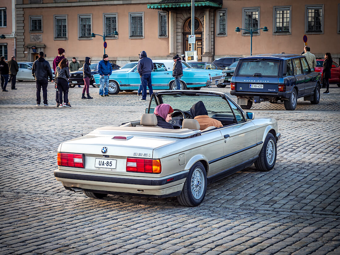 1991 BMW 325i avoauto Stadin cruising-illassa