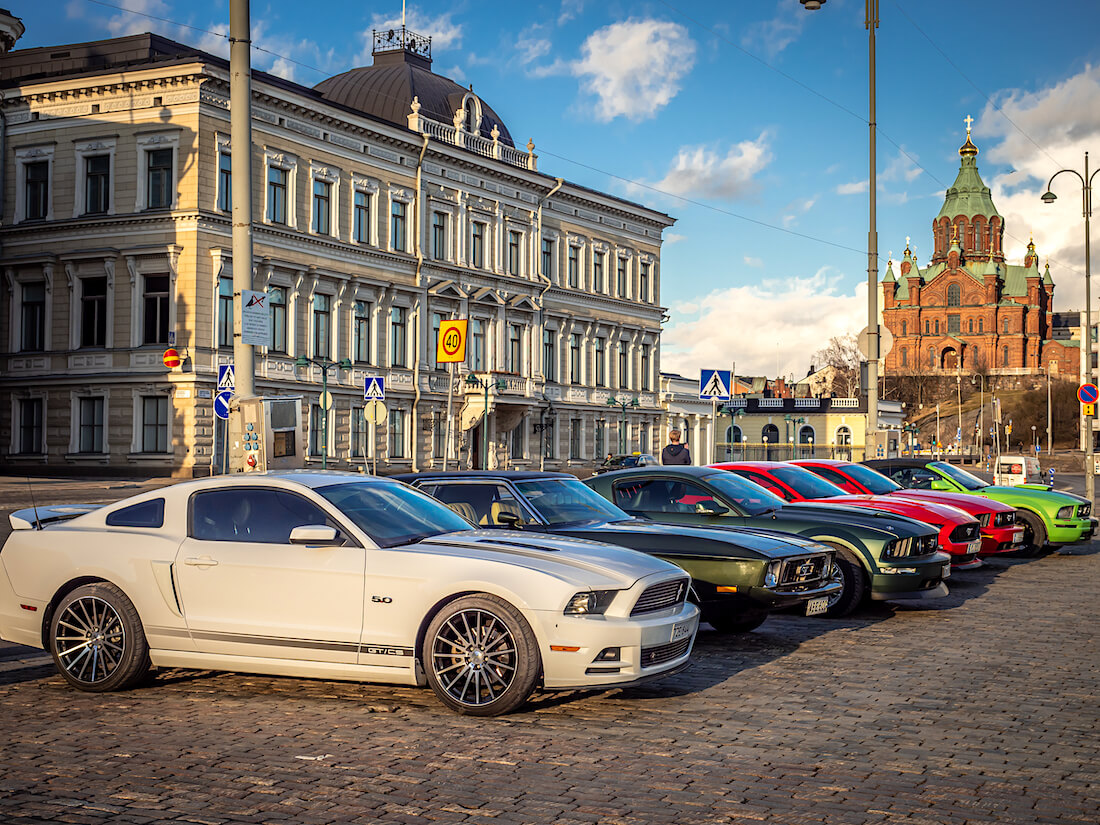 Ford Mustangeja Helsingin kauppatorilla