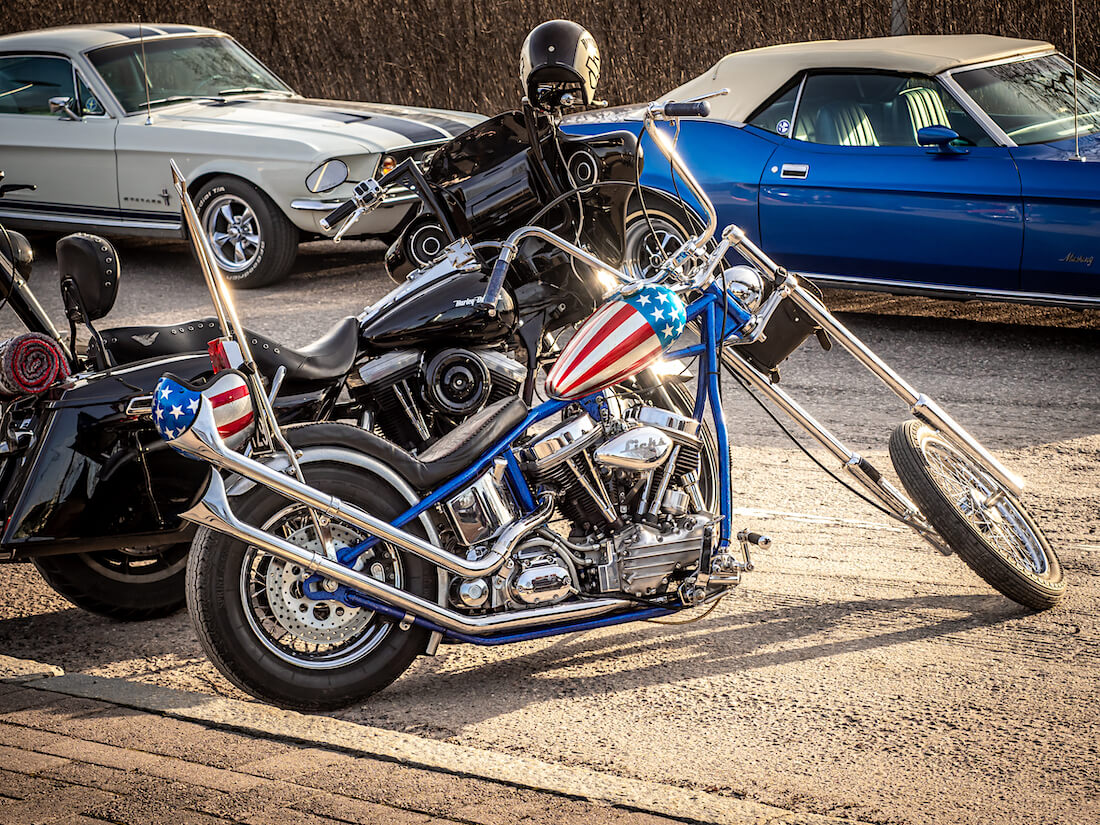 Harley-Davidson Chopper Amerikan lipun väreissä