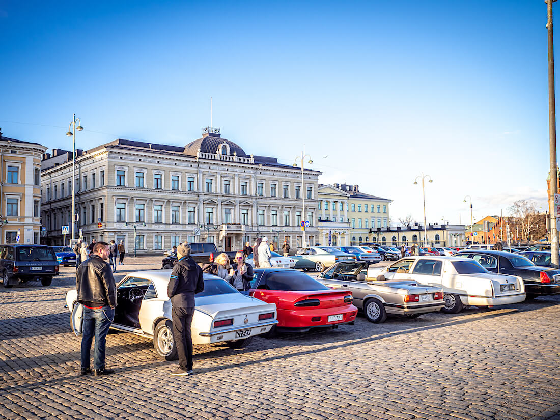 Jenkkiautoja Stadin Cruising Night tapahtumassa Helsingin kauppatorilla