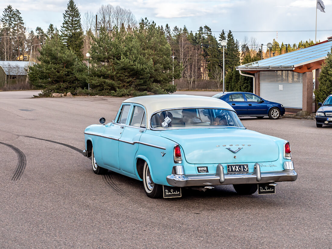 1955 DeSoto Firedome Juustoportin pihalla Mäntsälässä