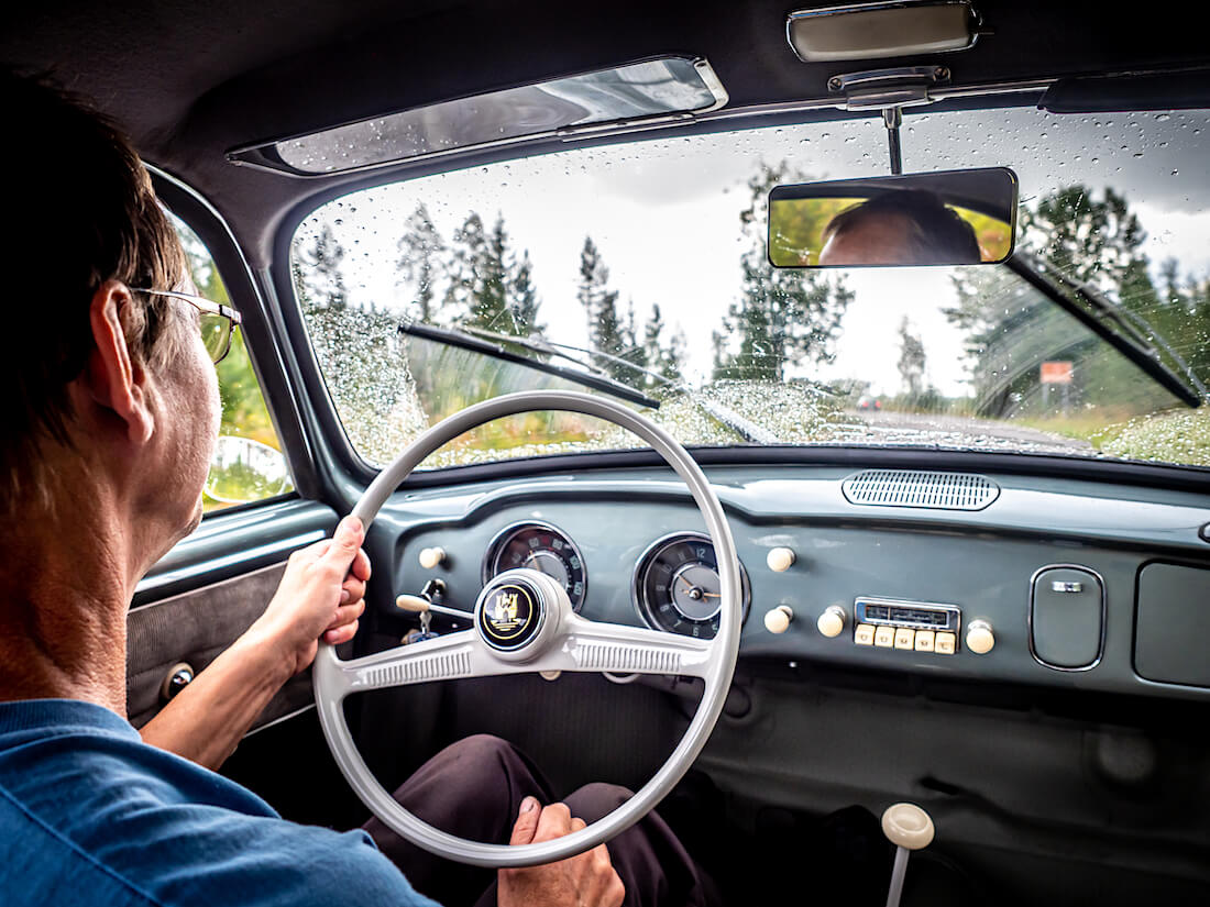 Heikki Naapuri ajaa 1957 Volkswagen Karmann Ghia museoautoa