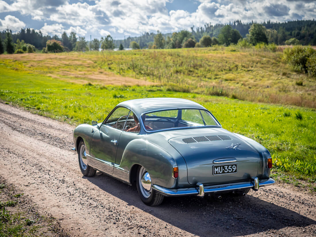 1957 Volkswagen Karmann Ghia hiekkatiellä