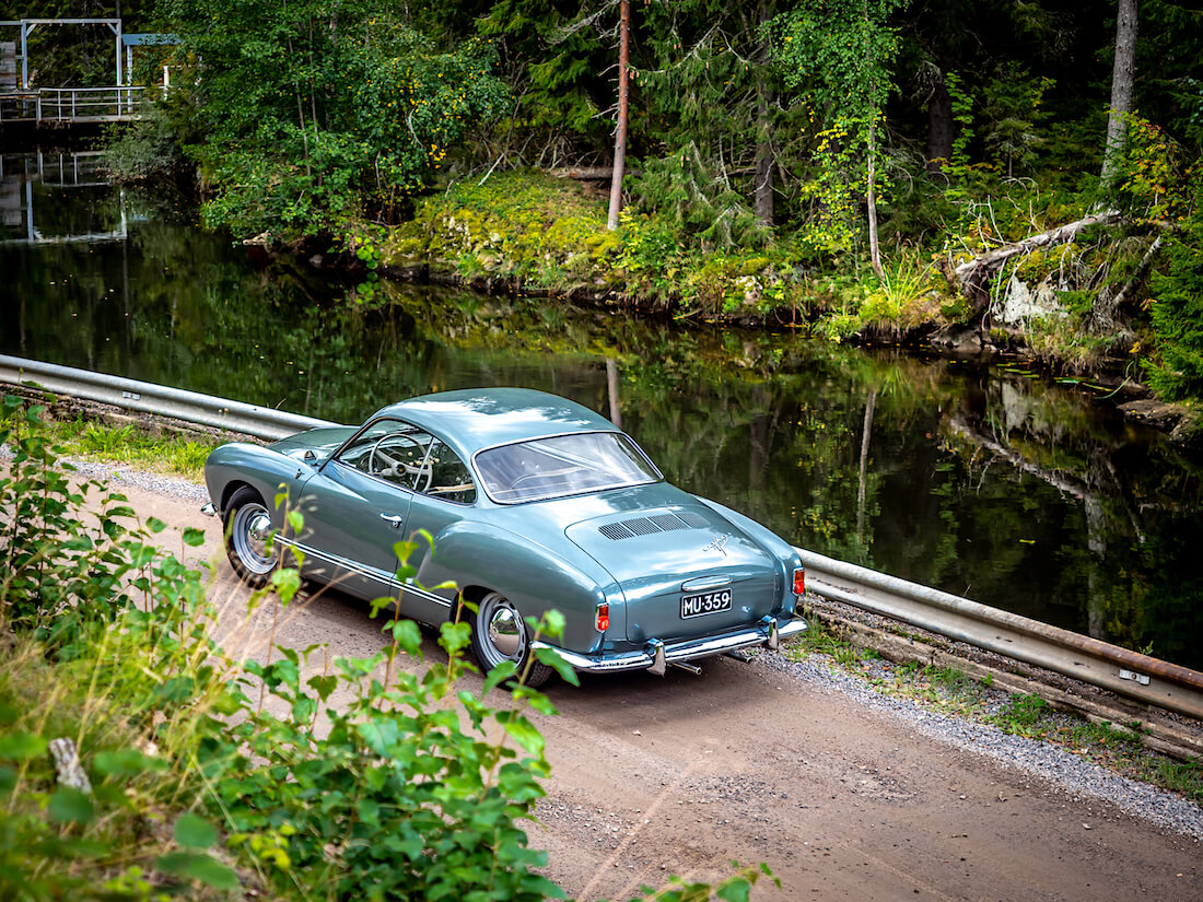 1957 Volkswagen Karmann Ghia joen rannassa