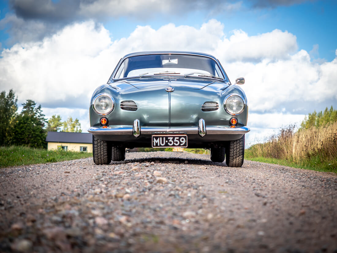 1957 Volkswagen Karmann Ghia edestä