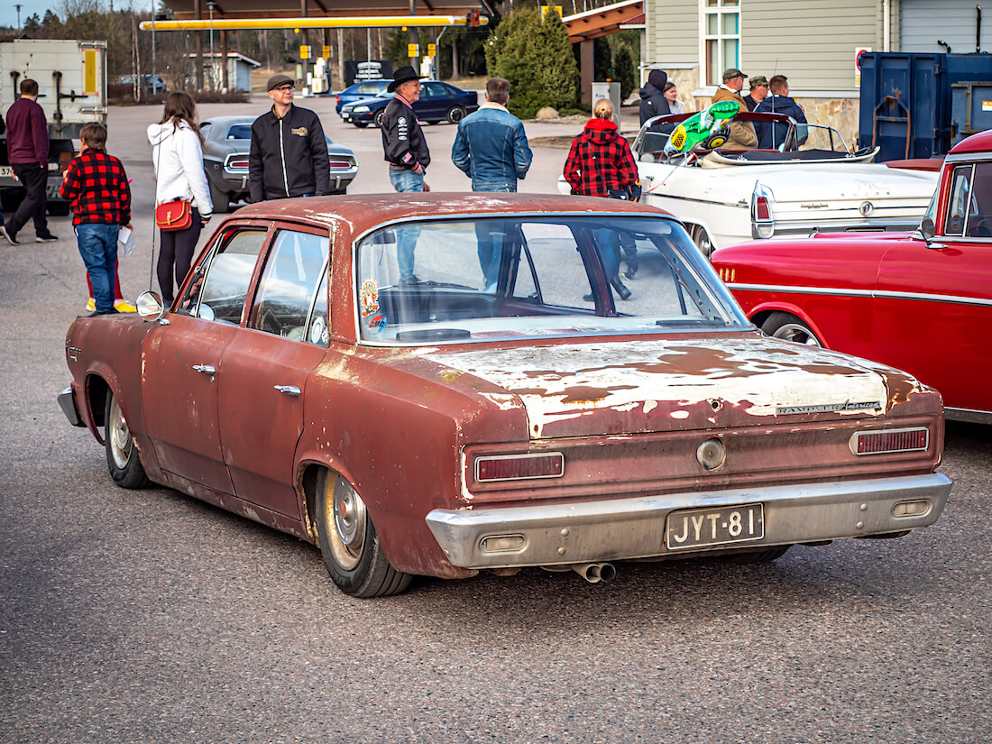 Ruosteinen ja madallettu 1966 Rambler American 4d Sedan