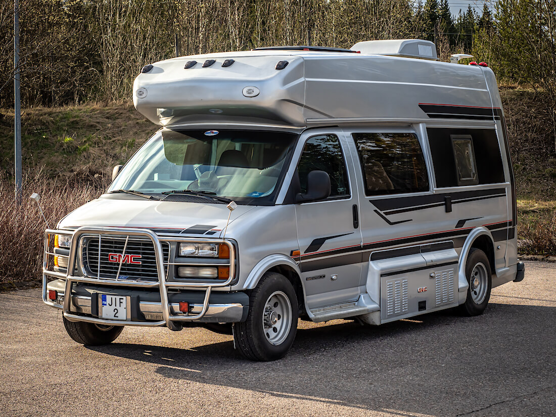 2001 GMC Savana matkailuauto takaa