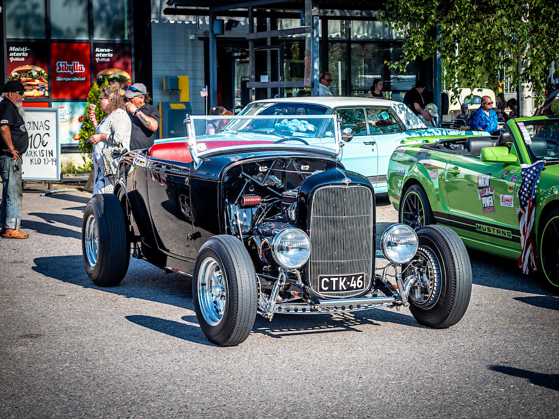 Musta 1932 Ford Roadster