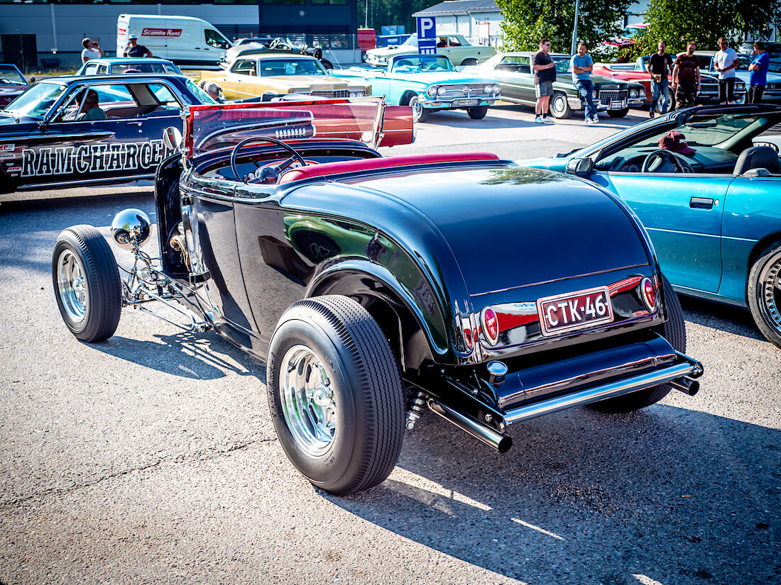 Musta 1932 Ford Deuce rodi