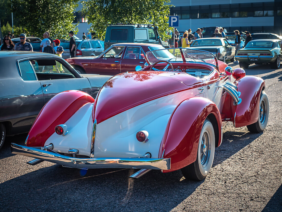 Punainen 1936 Auburn Speester Boattail