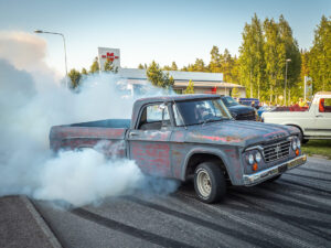 1965 Dodge D200 burnout