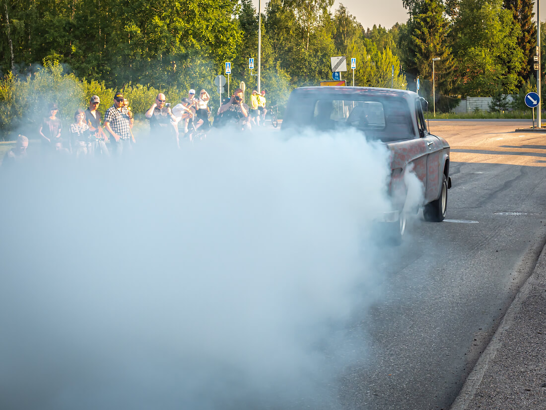 1964 Dodge D200 pickup burnout