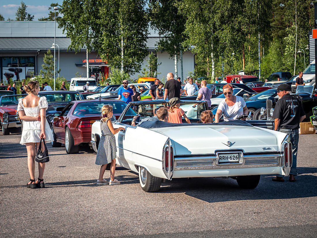 Perhe 1966 Cadillac DeVille avoautossa